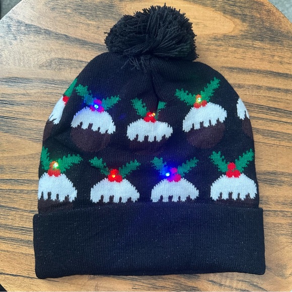 New LED Christmas Beanie With Pom Pom And 3 Flashing Modes - Picture 4 of 6